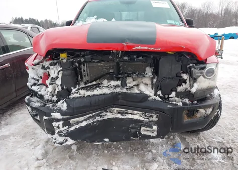 2020 Ram 1500 Classic Warlock 4X4 6'4 Box z USA, uszkodzony, nr VIN 1C6RR7GG4LS109571